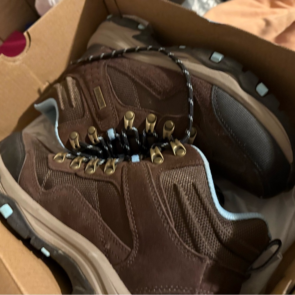 Skechers hiking boots, only worn one time